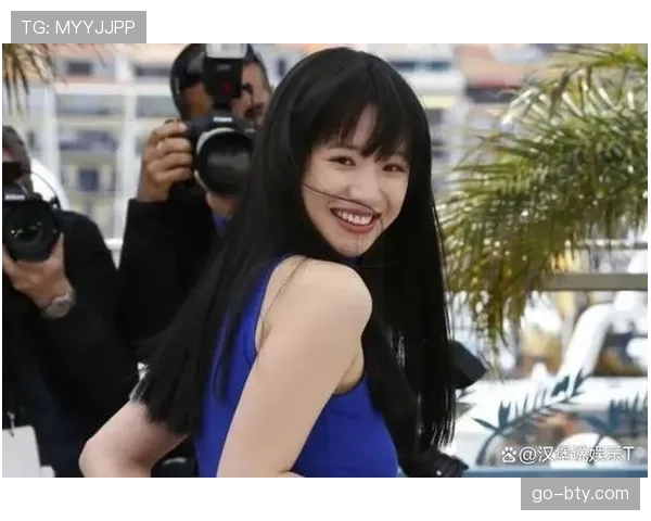 李梦赛后签完名直接钻进那辆让人眼馋的黑色SUV，生活像分了两个剧本