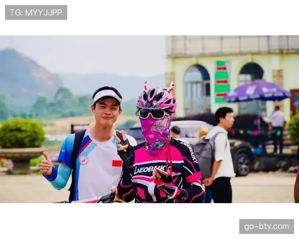 看了杨威最近那组生活照，赛场上的铁人居然变成会做菜会追剧的邻家大叔